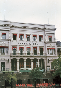 22239 Gezicht op de voorgevel van de Bank Vlaer en Kol Oudegracht 158 te Utrecht .